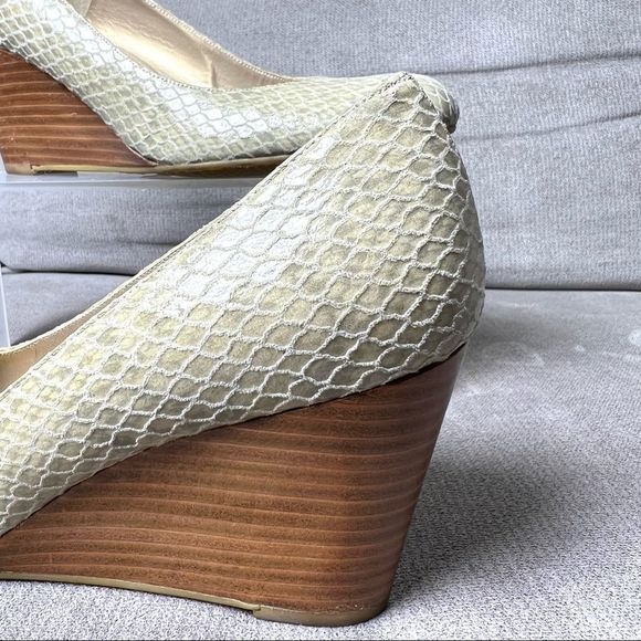 STUART WEITZMAN Size 7.5 Leather Snakeskin Light Green Wedge Wood Heel - Picture 3 of 11